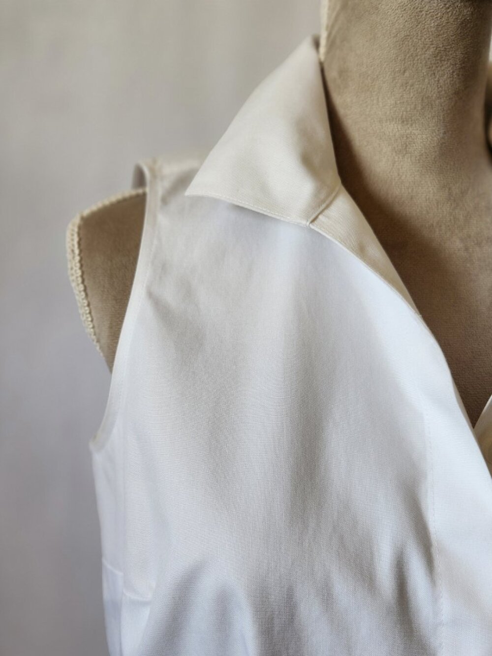 Chico's Women Size 0/4 White Sleeveless Non Iron Collared Button Down Cotton Top - Picture 5 of 13